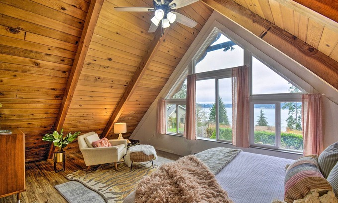 Allyn-Grapeview House | Coastal Cabin w/Puget Sound & Rainier Views!
