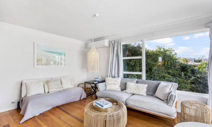 Castor Bay House | Coastal Calm is near to the Beach with BBQ