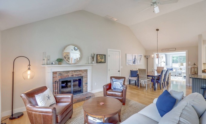Brewster House | Coastal Cape Cod 3 bedroom close to the beach, bike path & ponds!
