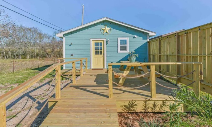 Oyster Creek Cottage | Coastal Casita - Minutes from the beach!