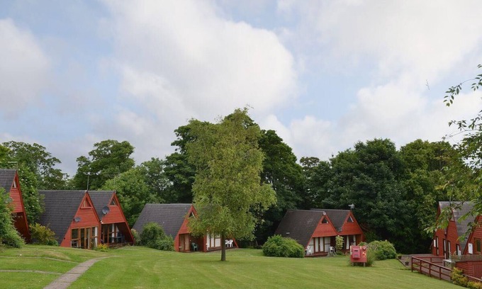 Martin Ski Chalet | Coastal Chalet - Sleeps 6 - Pool - Parking