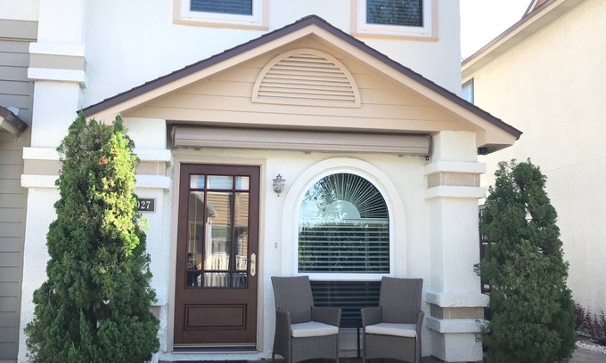Jacksonville Beach House | Coastal Charm Townhome Steps from the Beach