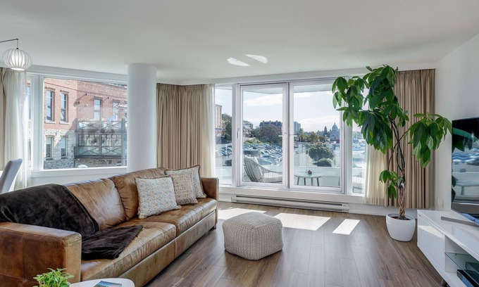 Downtown Victoria Apartment | Coastal Charm – Breathtaking Views with Work Desk by Victoria Prime!