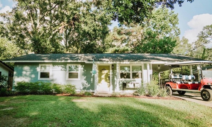 Ocean Springs House | Coastal Charm - close to the beach & downtown Ocean Springs! With golf cart!