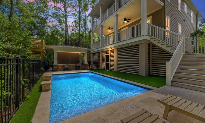 West Beach House | Coastal Charm, Walk to Beach, 2 Primary Suites, Outdoor Cabana and Bar!