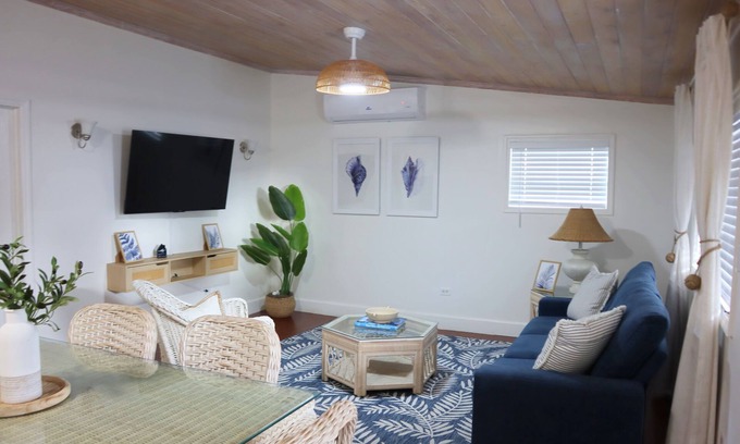 Dunmore Town Apartment | Coastal Chic - Cozy 2BR 3bd in charming Harbour Island Steps to Pink Sand Beach