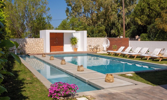 Agios Ioannis Villa | Coastal Chic Luxury Villa La Reina in Ai Giannis Kitesurfers beach paradise