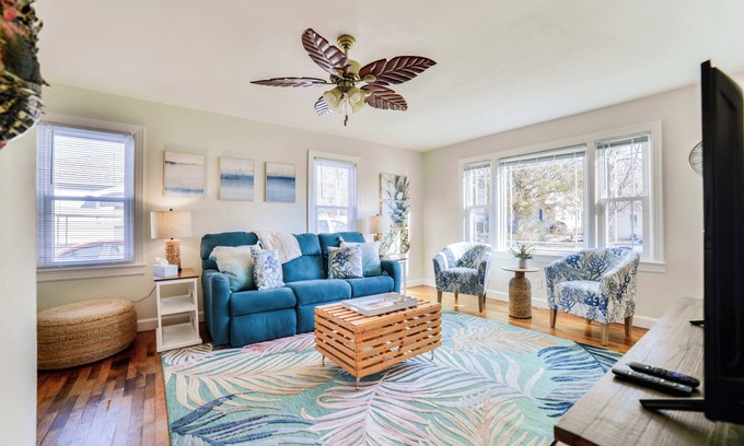 Jackson House | Coastal Comfort at The Salty Nest: Pet-Friendly with King Bed & Fast WiFi!