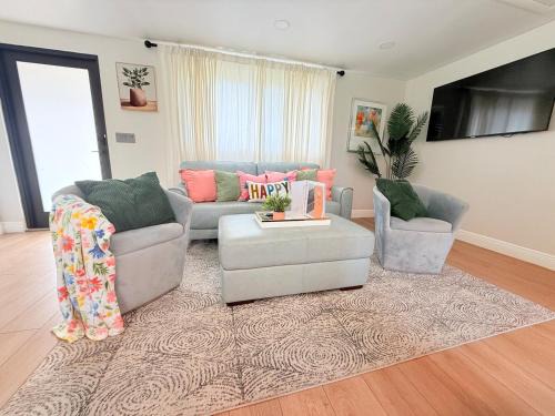 Town 'n' Country House | Coastal Comfort Retreat Getaway Near Hospitals