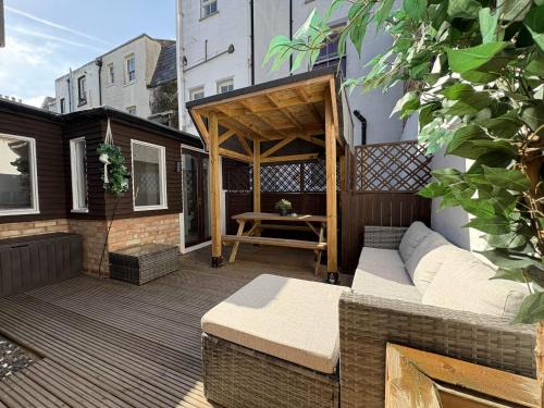 Margate Cabin | Coastal Comfort Seaside Cabin with Spacious Garden