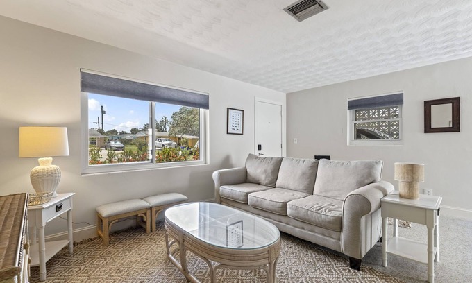 Jensen Beach House | Coastal Cottage 8 min Drive to Downtown & Beaches! Pet Friendly