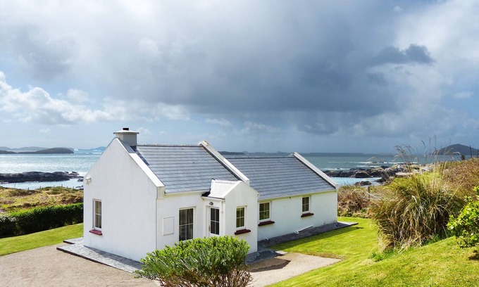 Caherdaniel House | Coastal Cottage in Bunavalla in Derrynane-Caherdaniel, County Kerry Ireland.