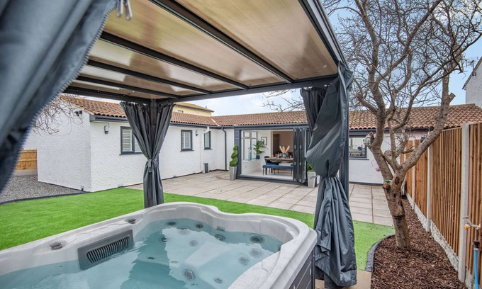 St George Cottage | Coastal Cottage in North Wales With Hot Tub