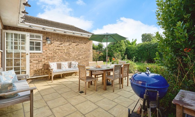 Bembridge House | Coastal Cottage is a charming, dog-friendly, 3-bedroom family bungalow