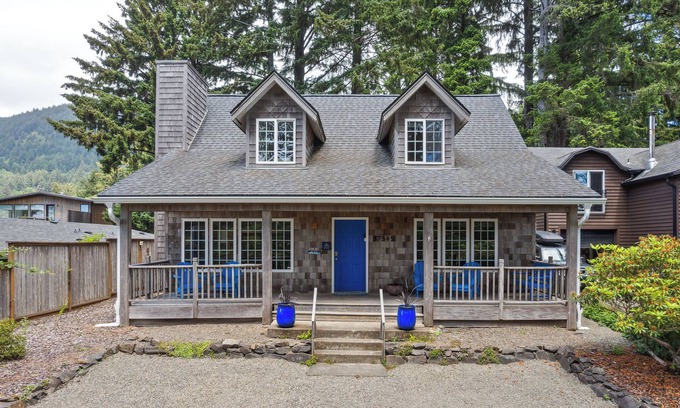 Neahkahnie Beach House | Coastal Cottage-Manzanita, OR-Fire pit, 3 blks to beach, Dogs welcome.