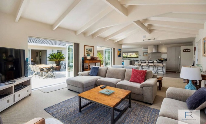 Torbay House | Coastal Courtyard Paradise