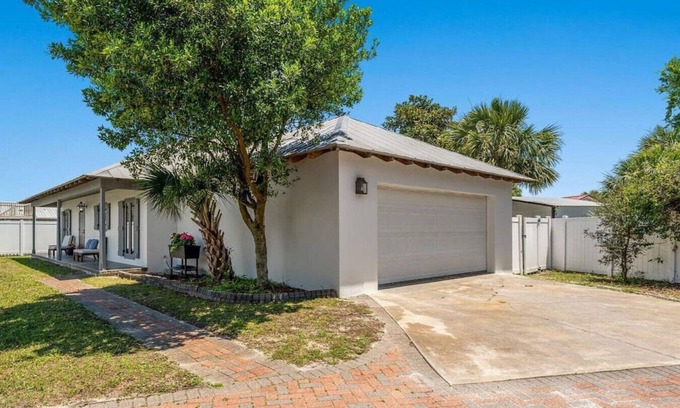 El Centro Beach House | Coastal Cutie: Bch Home 2Blks2Bch, BBQ, Outdoor Twinkle Lights, FREE Activities!