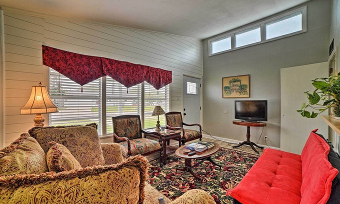 Bay Area House | Coastal Escape w/Yard, Walk 1 Mile to Texas A & M
