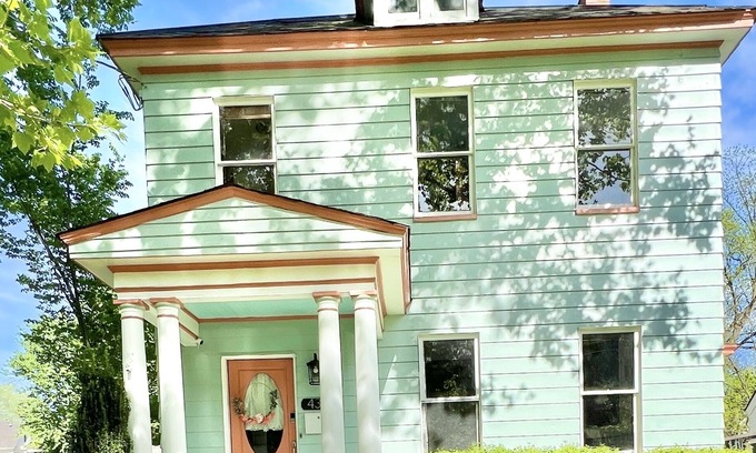 Portsmouth House | Coastal family sized! Central to attractions! Long term ask for rate. Workspace