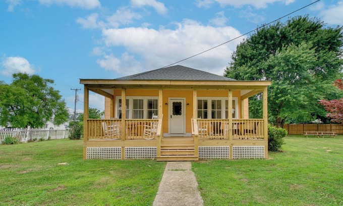 Issue Cottage | Coastal Getaway: 1 Mi to Colonial Beach Pier!