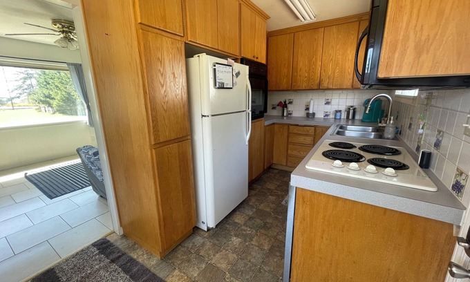 Coos Bay House | Coastal Getaway with beautiful Bay views, perfect for watching the sunset!