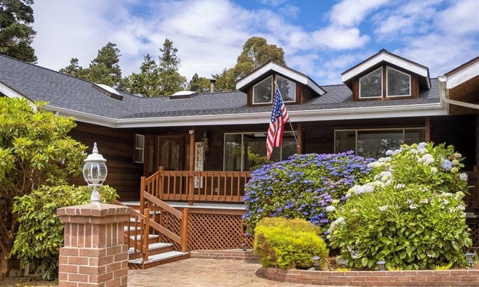 Fort Bragg House | Coastal Hideaway - A luxurious vacation rental just minutes away from the beach!