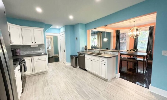 Schenectady House | 🦀 ⚓ Coastal Inspired Home Away From Home 🏝