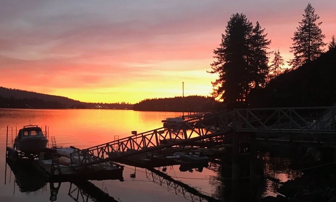District of North Vancouver Apartment | Coastal lifestyle! Oceanfront apartment! Huge deck and dock 30 min to downtown.