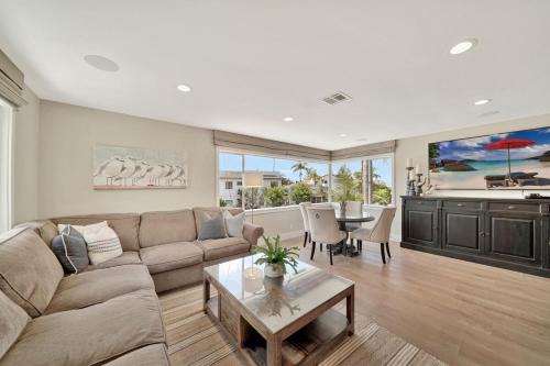 San Clemente House | Coastal Luxury Hot Tub, Pool Table, & Yard