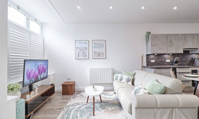 Walton on the Naze Apartment | Coastal Nest - Premium flat,3 Minutes to the Beach