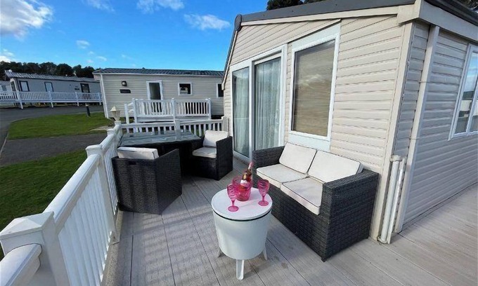 Cayton Bay Cabin | Coastal Retreat at Cayton Bay