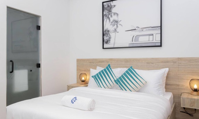 Jumeira 3 Villa | Coastal Retreat: Elegant Room by Sunset Beach