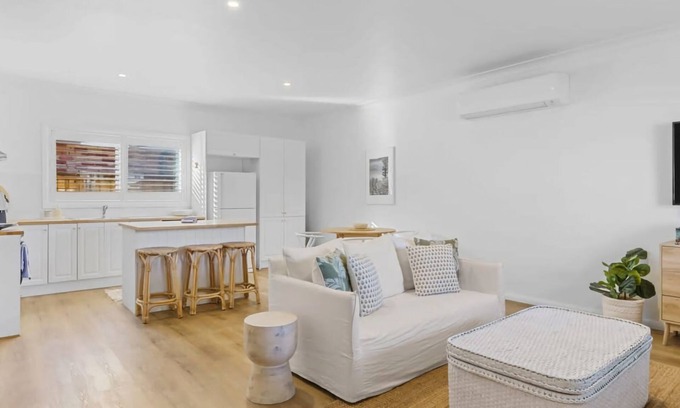 Long Jetty House | Coastal Retreat Long Jetty Toowoon Bay