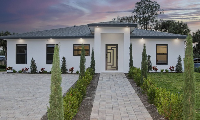 Rural Estates House | Coastal Retreat Naples, king beds, bbq, backyard