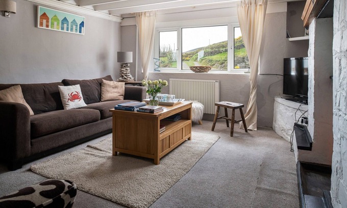 Garn Fadryn Cottage | Coastal Retreat on Wales Path with Sea Views