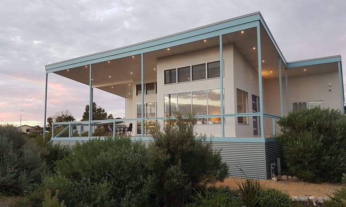Minlacowie House | Coastal Retreat ~ Panoramic views. Winter off peak special!