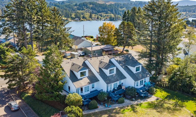 Otis House | Coastal Retreat, walk to Lake, mins to Ocean, Casino, Shopping