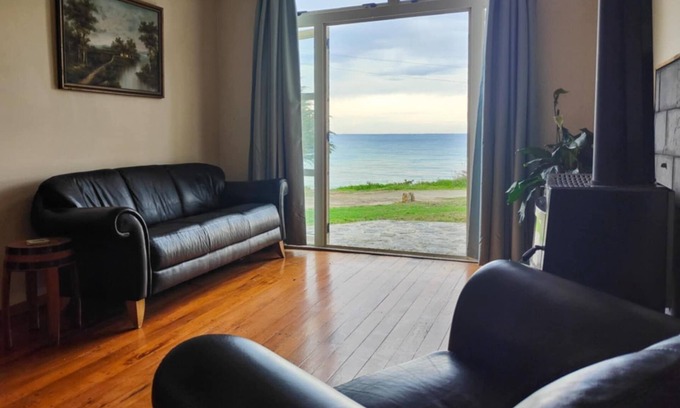 Shag Point House | Coastal Rural Haven with mind blowing Sea Views! 10 minutes South of Moeraki.