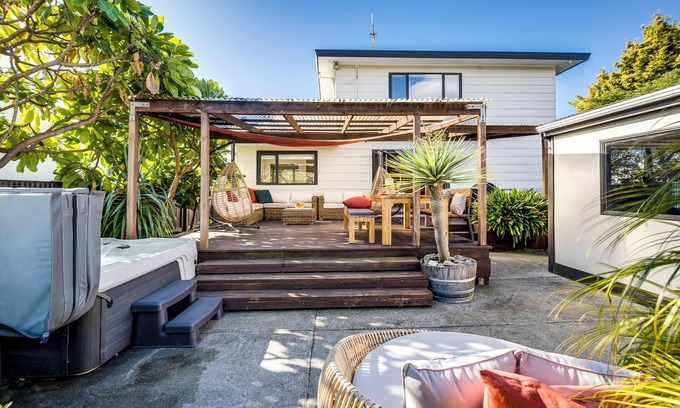 Te Awanga House | Coastal Serenade - Te Awanga Holiday Home