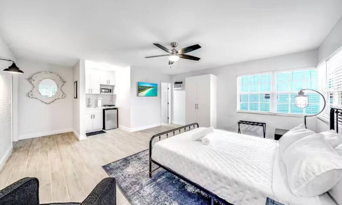 Coral Ridge Apartment | Coastal unit! .5 miles to Beach!