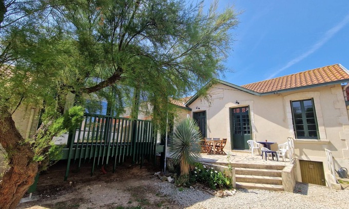 Quartier du Casino House | Coastal Villa with Garden, Near Beach & Casino – Sleeps 6, Pet Friendly