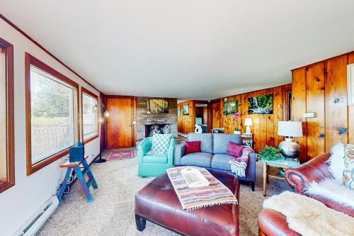 Coos Bay House | Coastal Vista Retreat