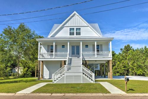 Waveland House | Coastal Waveland House half Block to Pub Beach