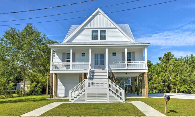 Waveland House | Coastal Waveland House 1/2 Block to Pub Beach