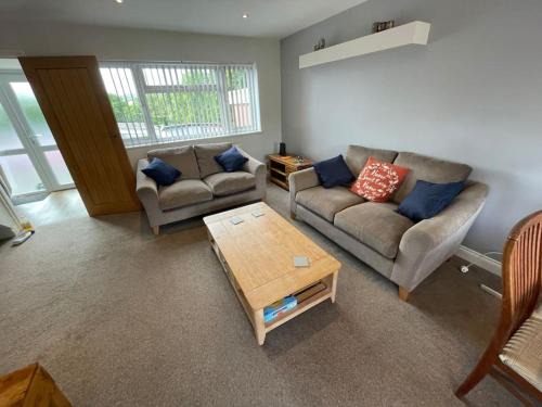 Clyst St Mary House | Coates Road-Spacious 4 bed home-near RD&E-parking