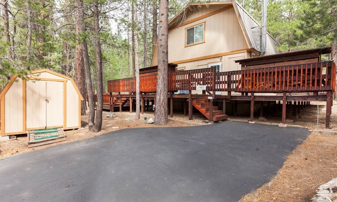 Pioneer Trail House | CoatneyCabin South Lake Tahoe Vacation Cabin - Private deck and broadband Wi-Fi!