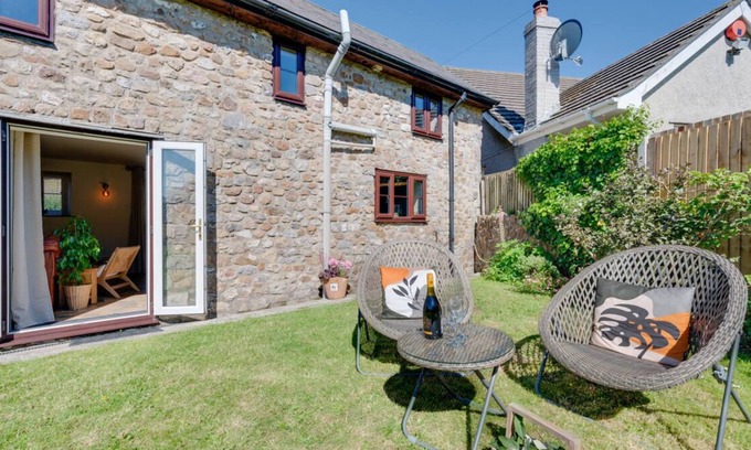 Scurlage House | Cob Cottage in the beautiful Swansea