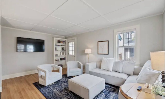 La Crosse House | Cobblestone Cottage, 4 Bedroom, centrally located
