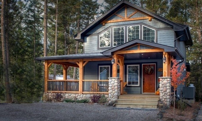 East Kootenay Cottage | Cobblestone Cottage, Stay 3 nights, pay for 2 nights, Hot Spring Passes Incl.*
