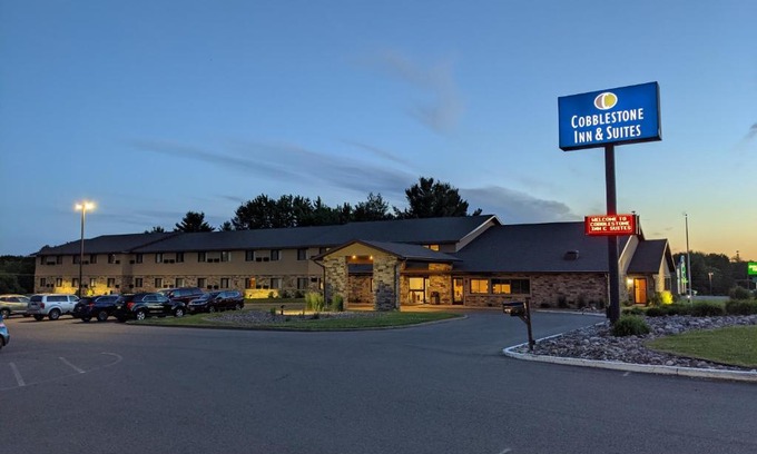 Merrill Hotel | Cobblestone Inn & Suites - Merrill